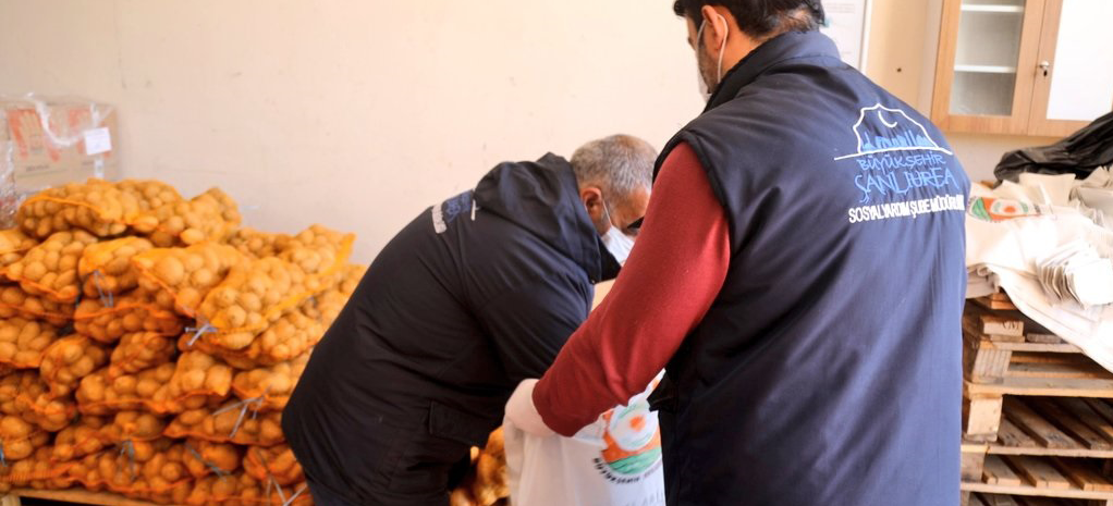 Şanlıurfa Büyükşehir belediyesi yoksul vatandaşlara çuval çuval patates dağıtıyor.