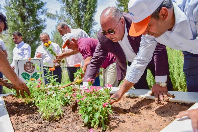 Başkan Soylu, Şehitlerin Kabirlerini Rengârenk Süs Bitkileriyle Donattı