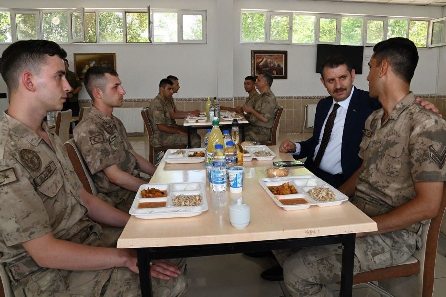Vali ayhan İl Jandarma Komutanlığını ziyaret ederek Mehmetçikle yemek yedi 