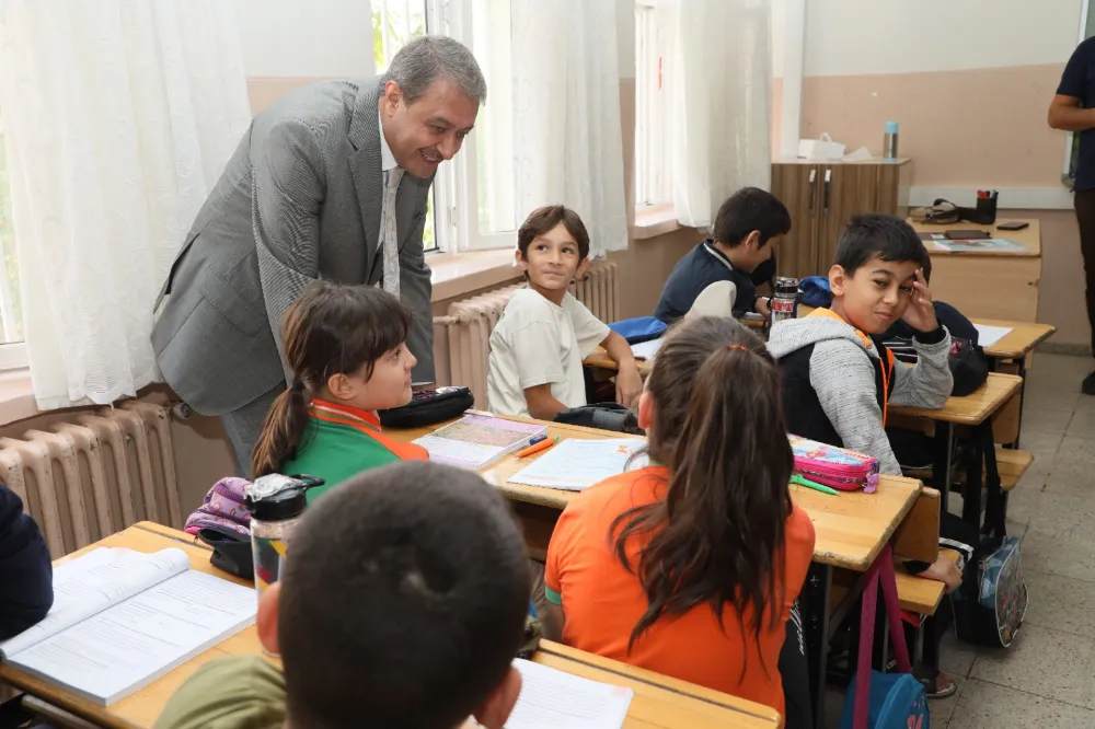 Şanlıurfa Valisi Hasan Şıldak, okul ziyaretlerinde öğrencilerle bir araya gelmeye devam ediyor.