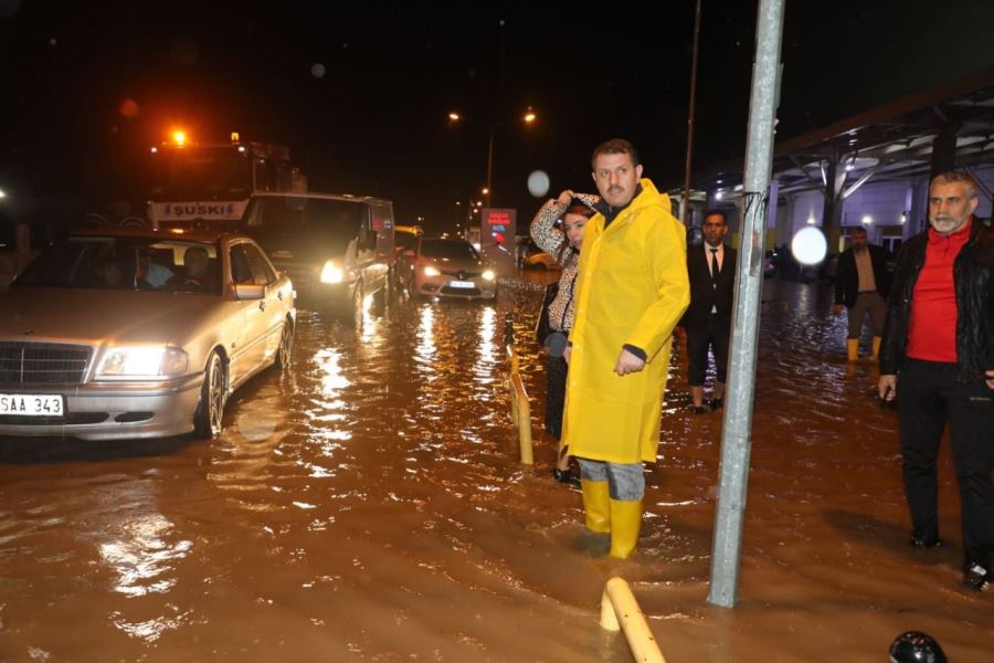  Şanlıurfa Valisi Salih Ayhan, kent genelinde şiddetli sağanak yağıştan olumsuz etkilenen alanlarda incelemelerde bulundu