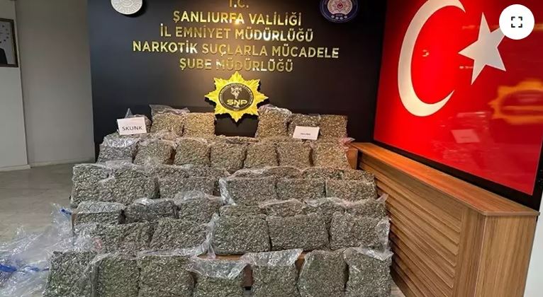 Şanlıurfa’da düzenlenen operasyonda bir aracın içerisinde 53 kilo 750 gram uyuşturucu ele geçirildi.