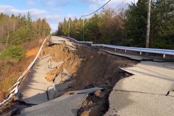 Hasarlı yollar depremin vurduğu Noto Yarımadası
