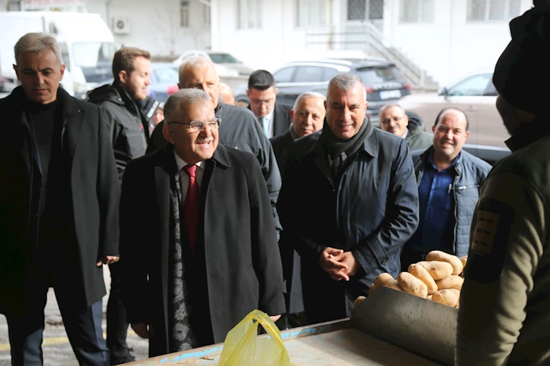 Başkan Büyükkılıç, Erciyesevler Semt Pazarı’nı ziyaret etti