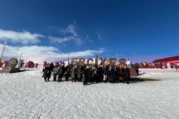 Erciyes’e hiç çıkma şansı olmamış 60 kişi Erciyes Kayak Merkezi