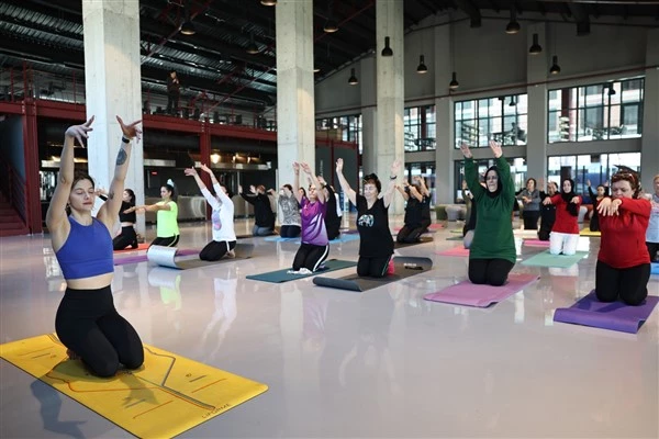 Nilüfer Belediyesi’nin tasarladığı Pancar Deposu’nda yoga buluşmaları başladı 