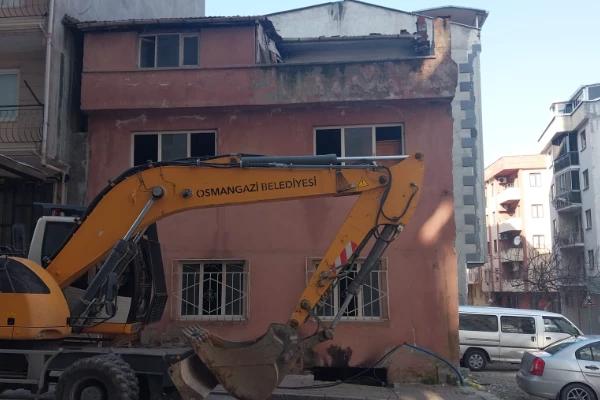 Osmangazi Balediyesi, 3 katlı metruk binanın yıkımını gerçekleştirdi