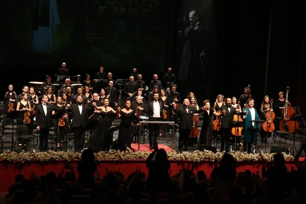 Eskişehir Senfoni Orkestrası ve Şehir Tiyatroları konser verdi