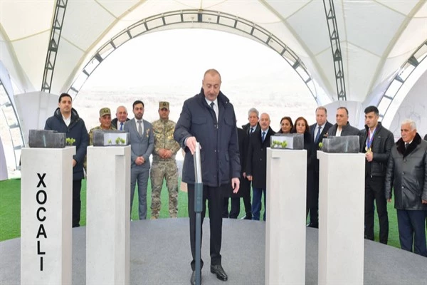 Aliyev, Hocalı Soykırımı Anıtı