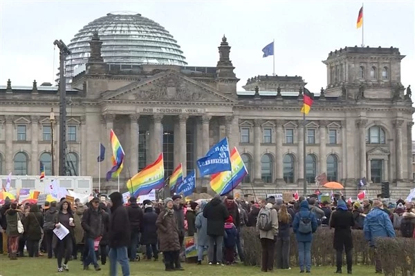 Göstericiler aşırı sağı protesto etmek için Berlin