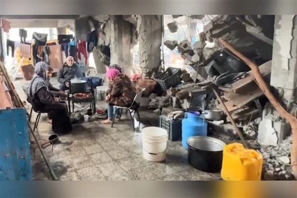 Yerlerinden edilen Filistinliler yıkılan binalara sığınıyor