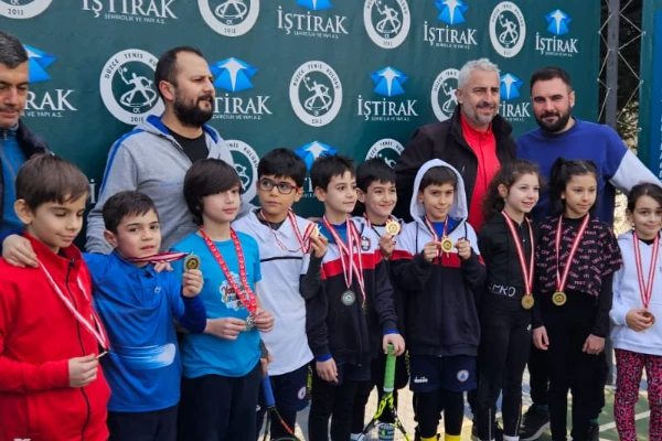 Osmangazi Belediyespor Kulübü Tenis Takımı sporcuları şampiyon oldu