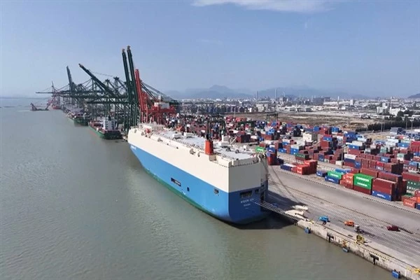 Fujian limanı, tek seferde en büyük ihracat araç yüklemesini gördü