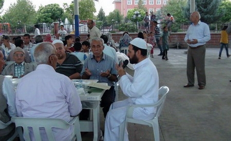 Belediyenin iftar yemekleri devam ediyor