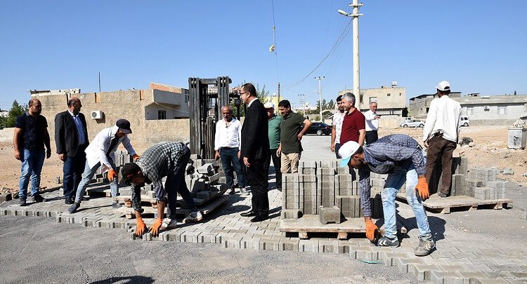 Ceylanpınar Belediye Başkan Abdullah Aksak, ilçe genelinde devam eden kilitli parke taşı çalışmalarını inceledi.