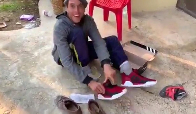 Ceylanpınar`da Engelli Gencin Ayakkabı Sevinci