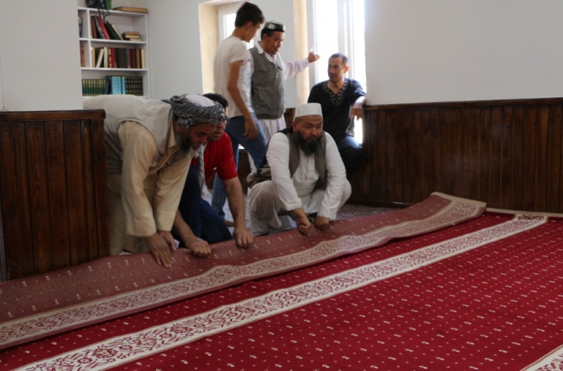 Halısı serilen Özbek Camii İbadete Açıldı