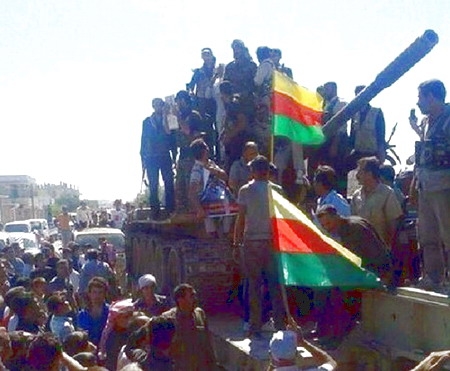 Suruç sınırında PYD`nin Tanklı Gösterisi