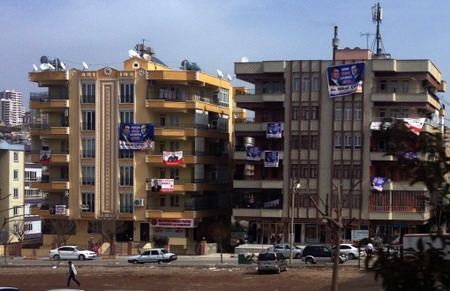 Urfa`da Seçim Balkonlardan Taşıyor 