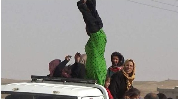 YPG kontrolündeki bölgelere geçen kadınlar objektiflere böyle takıldılar