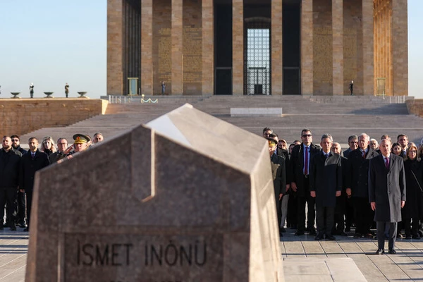 Özel, İsmet İnönü’yü anma törenine katıldı