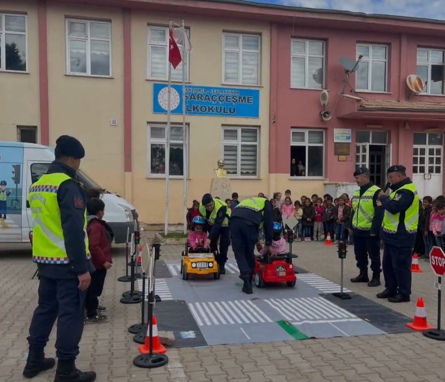 Ceylanpınar İlçe Jandarma Trafik Ekipleri Okullara Trafik Eğitimi Verdi