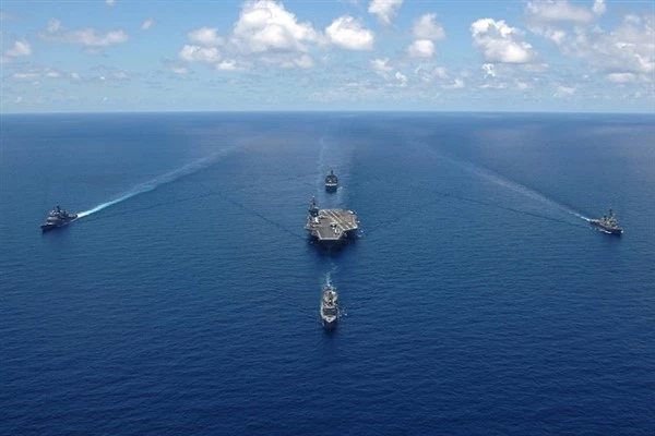 HMS Diamond ve ABD savaş gemileri, Kızıldeniz