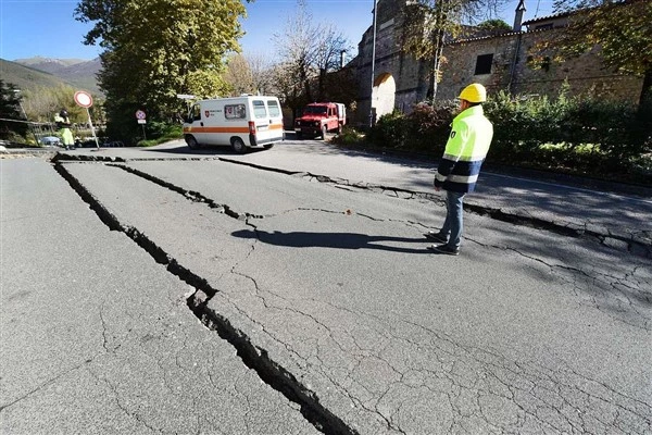 Bakan Işıkhan, Elazığ depreminde hayatını kaybedenleri andı