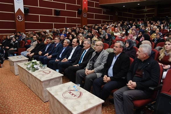 Başkan Altay, Akşehir’de düzenlenen şehir konferansları’na katıldı