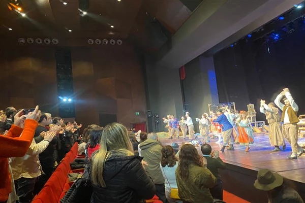 Ayak Bacak Fabrikası adlı tiyatro oyunu İstanbul’da seyircisi ile buluştu