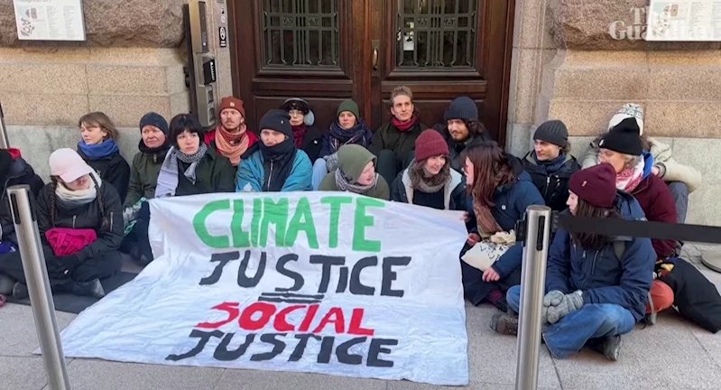 Greta Thunberg was removed from the parliament entrance by police force