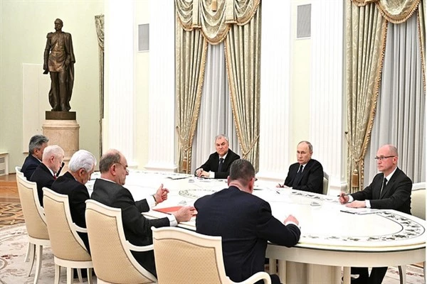 Putin, Devlet Duması parlamento gruplarının liderleriyle toplantı yaptı