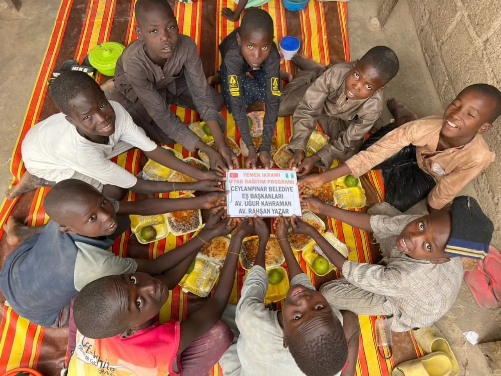 Ceylanpınar Belediyesi için Afrika’da 600 çocuğa yemek verdi 