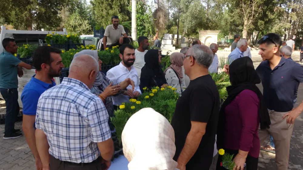 Ceylanpınar Belediyesi Mezarlık Ziyaretinde Binlerce Fide Dağıttı