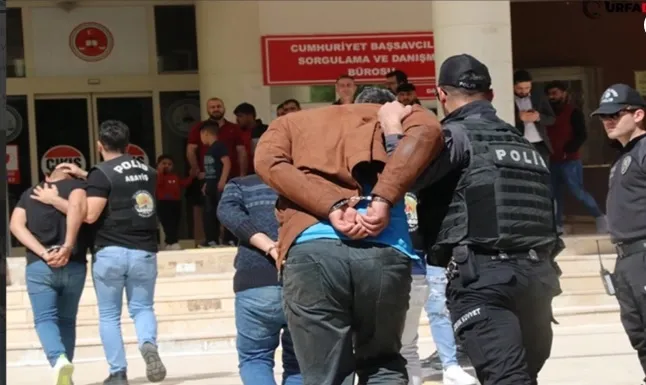 Şanlıurfa’da düzenlenen operasyonla hapis cezası bulunan 4 firari ile yakalama kararı bulunan 17 kişi yakalanarak gözaltına alındı.