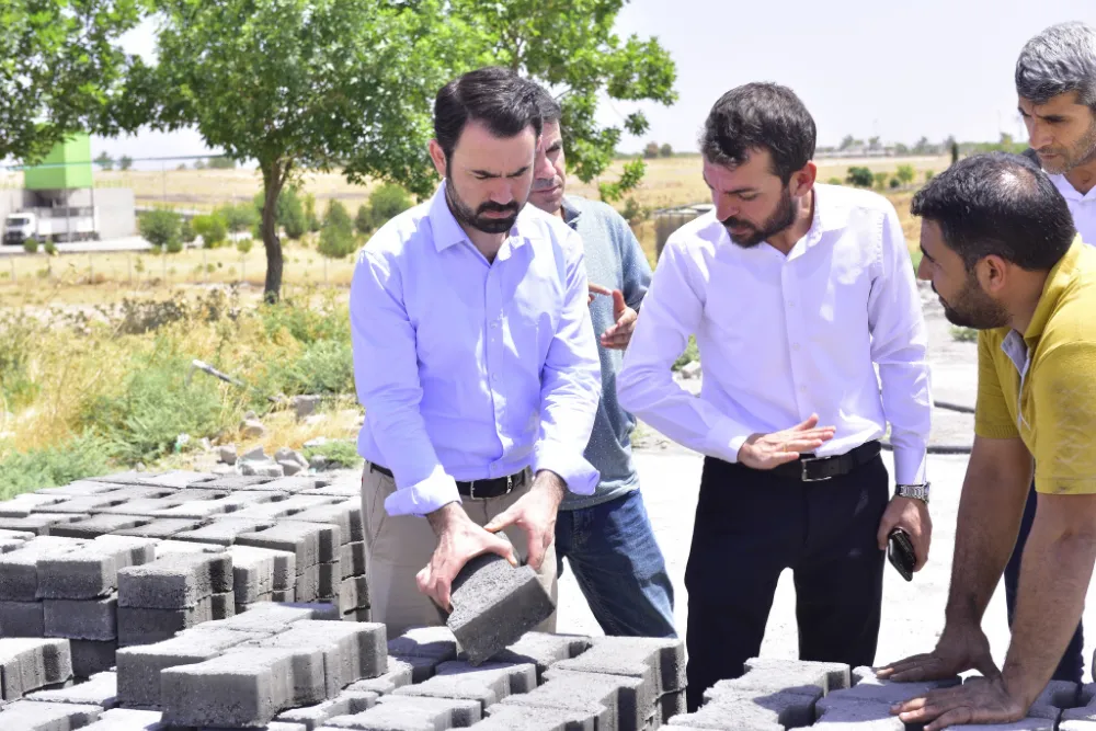 Ceylanpınar Belediye Başkanı Uğur Kahraman, seri üretime hazırlanan Kilitli Parke Üretim Tesisinde incelemelerde bulundu. 