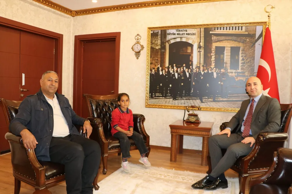 Kaymakam Mehmet Çağatay Çakal, Bayrak Sevgisiyle Gönülleri Isıtan Minik Dilek’i Makamında Ağırladı 