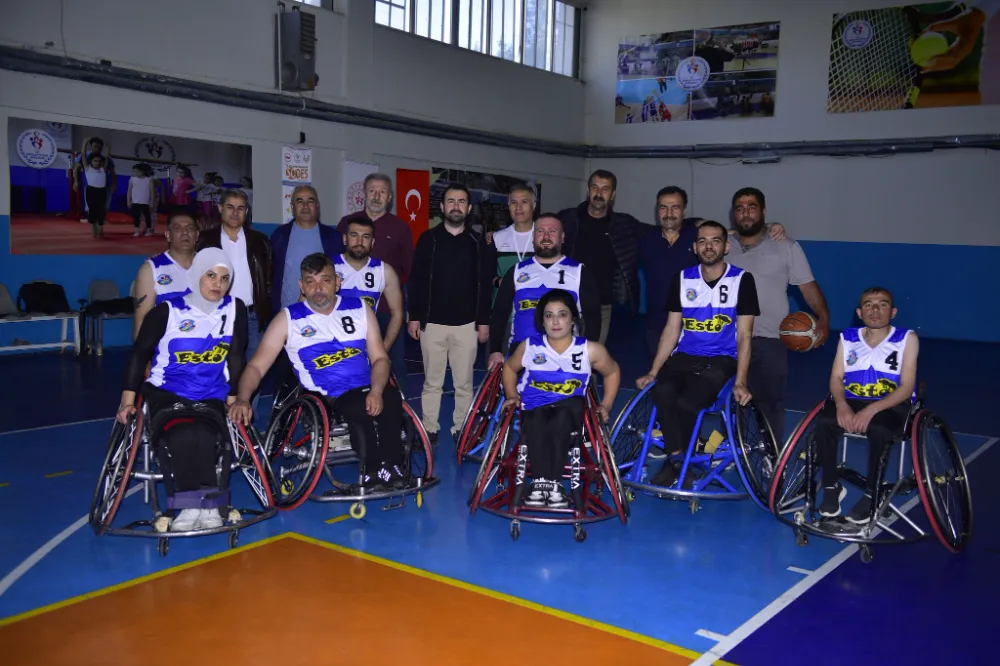 Belediye başkanı Uğur Kahraman,   (CEBESK) Basketbol Takımı maçı izledi