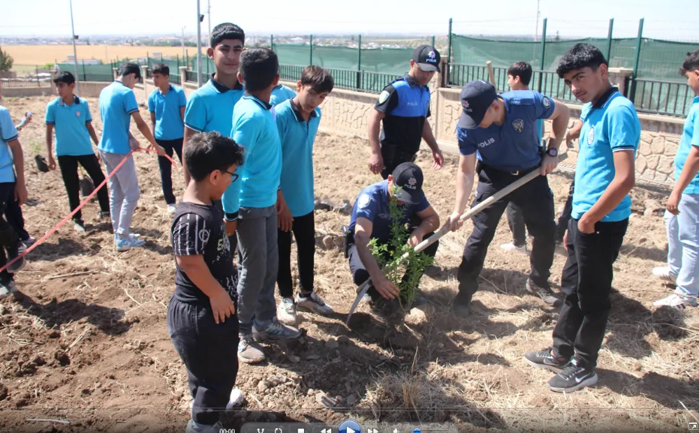 Ceylanpınar’da Öğrenciler ve Polisler Fidanları TOMA ile Suladı