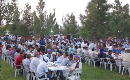 Ceylanpınar`da çatışma sesleri altında iftar yemeği