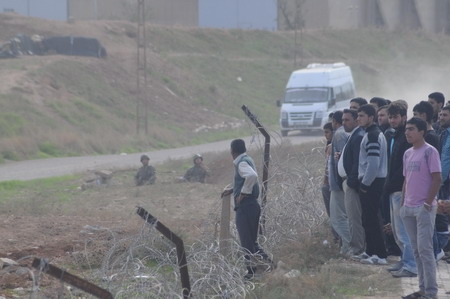 Ceylanpınar`da Halk, Savaş Filmi İzliyor