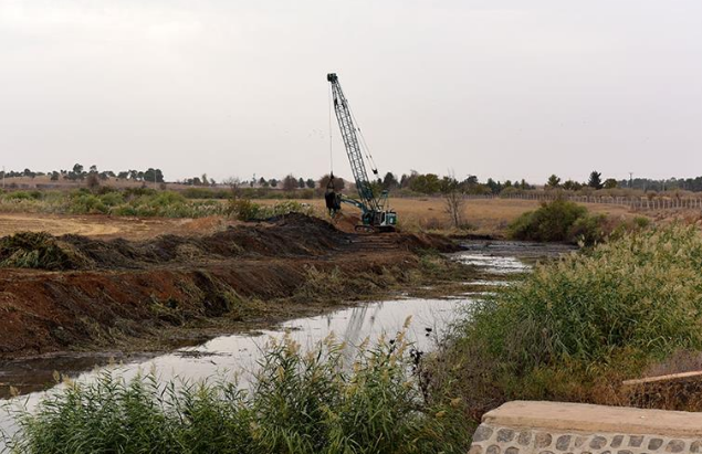 Ceylanpınar`da Kötü Koku Yayan Kanalda Temizlik Başladı