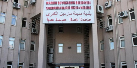 Mardin Büyükşehir Belediyesi binasına 4 dilli tabela