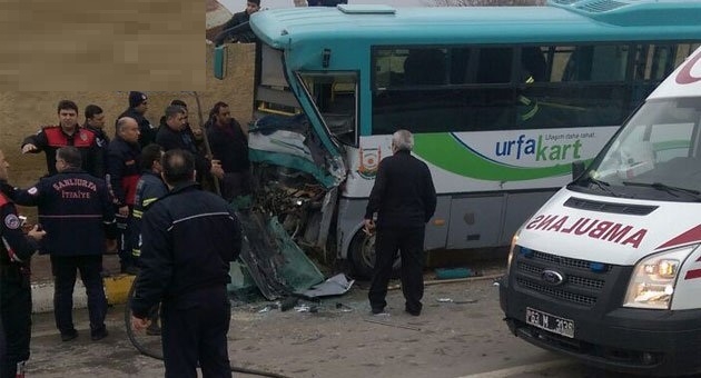 Urfa?da Otobüs Duran Kamyona Çarptı: 9 Yaralı