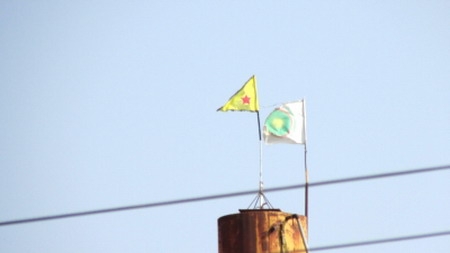 YPG, Ceylanpınar sınırındaki Rasulayn`a Bayrak Astı